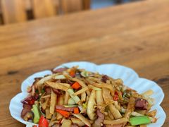 酸笋烧猪耳-牛八宝桂林米粉(八里庄店)