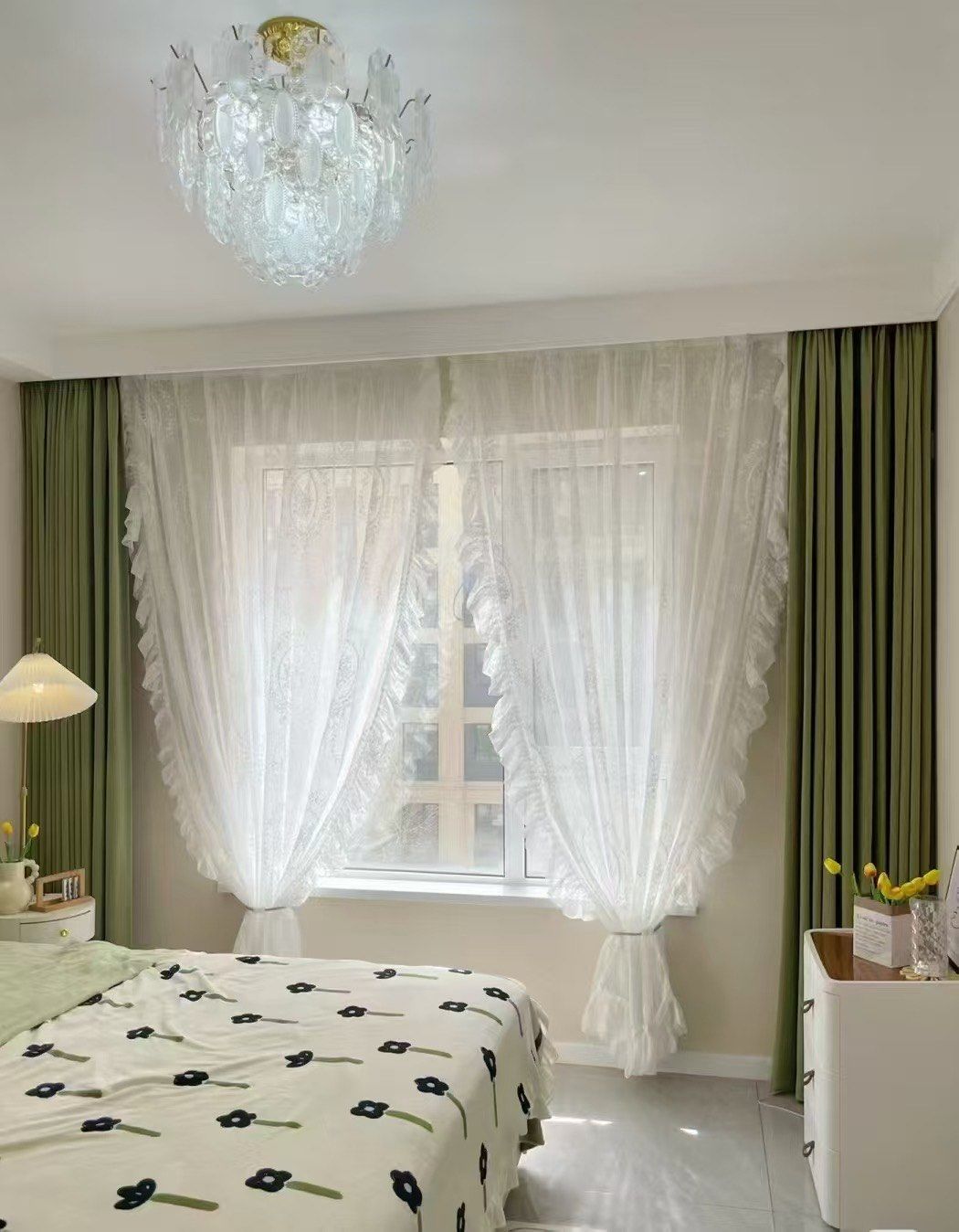 如果你的家具是现代简约风,那么窗帘可以选择纯色或简单的图案,这样