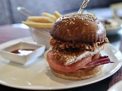美式汉堡套餐-WOLFGANG PUCK KITCHEN & BAR(迪士尼小镇店)