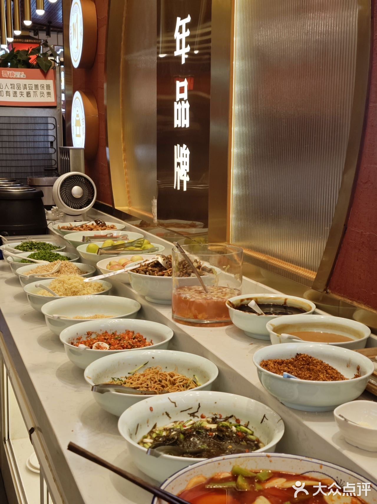 成都12年鲜货火锅扛把子！让我连炫三盘毛肚！