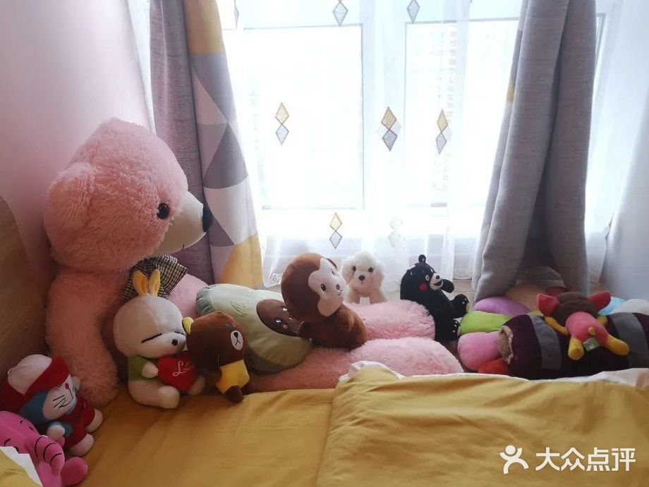 主卧最大的亮点就是超大转角窗,将窗外的景色尽收眼底