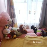 主卧最大的亮点就是超大转角窗,将窗外的景色尽收眼底