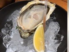新鲜生蚝搭配柠檬和小洋葱-AZUL by FUEL蓝色·法式酒馆(琶醍店)