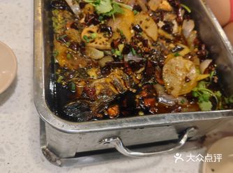 他们家烤鱼口味超多，我最爱的是麻辣味。一端上来