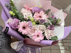 -何兮花店·气球派对鲜花店(马桥银春路万科城店)