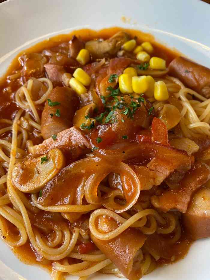 玛格萝妮餐厅(金高路店)-"老派西餐厅的装修风格,还挺喜欢的;放的音.