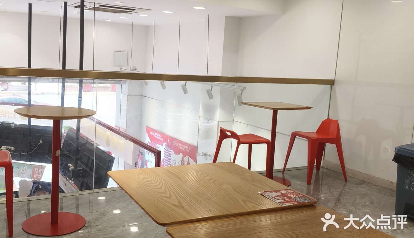 奶茶店的悠闲座位安排