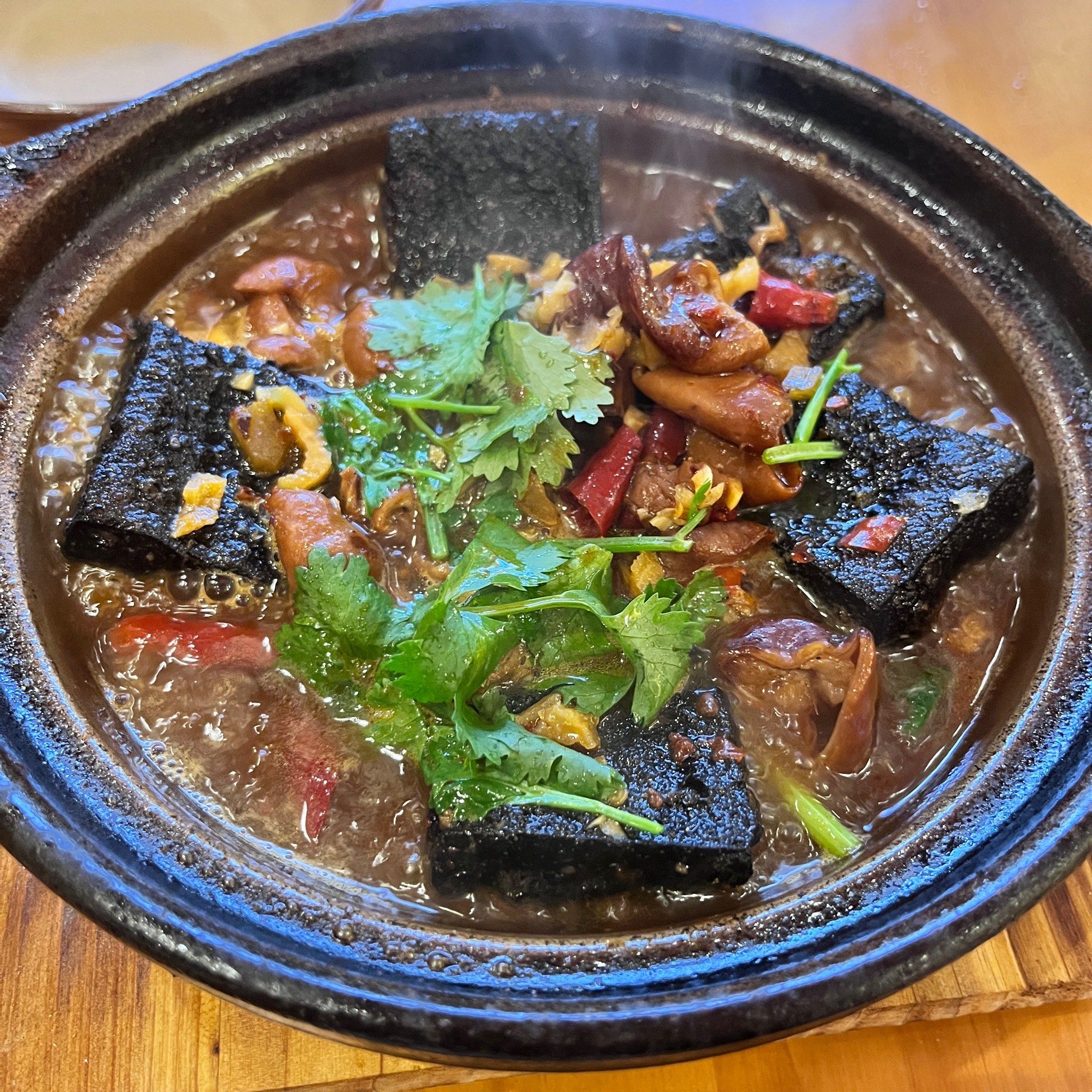 小砂锅菜 去过两次了 买的跳跳蛙和臭豆腐肥肠煲套餐
蛙的味道没