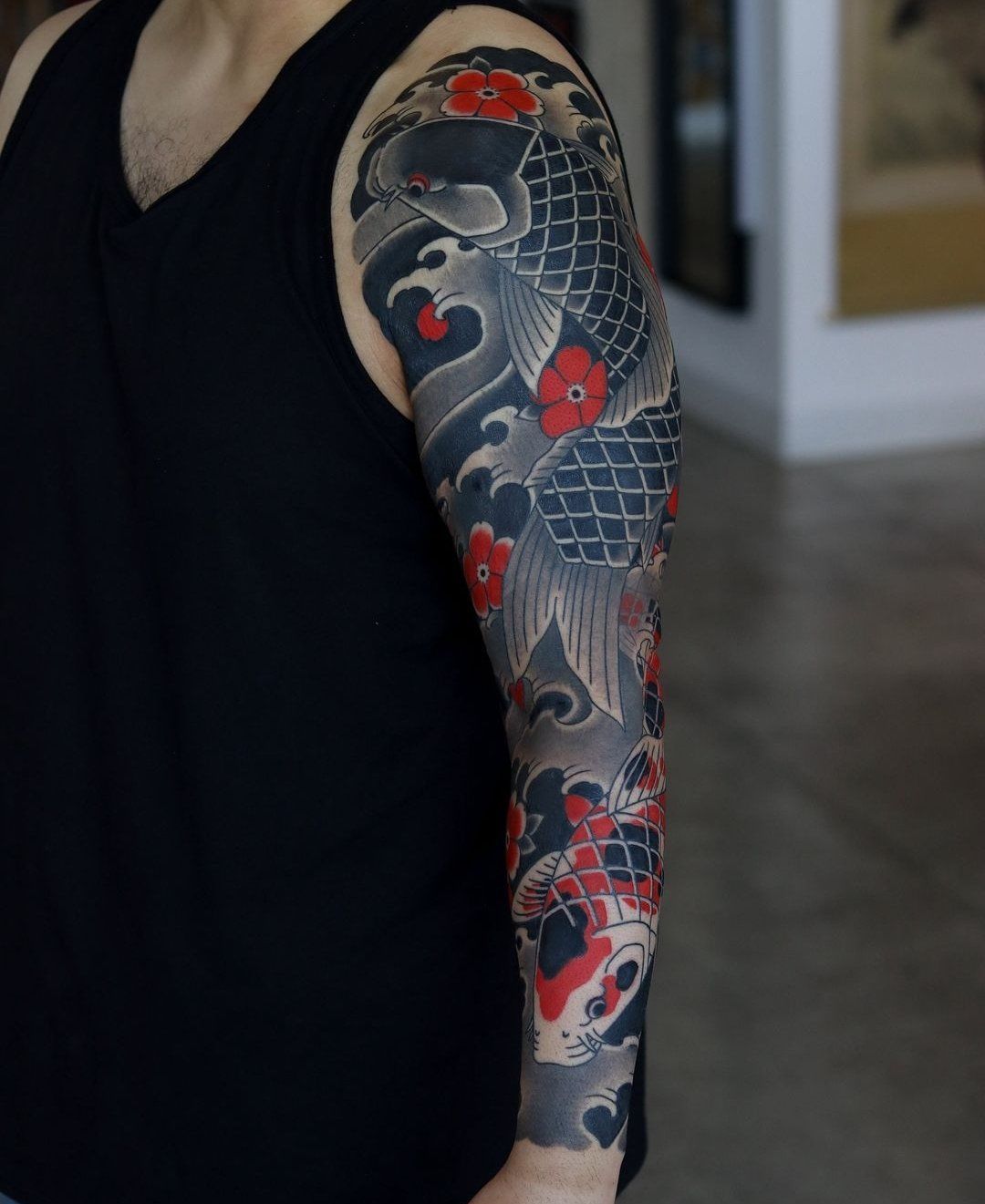 他选择了一条鲤鱼花臂纹身,觉得这个图案寓意吉祥和繁荣