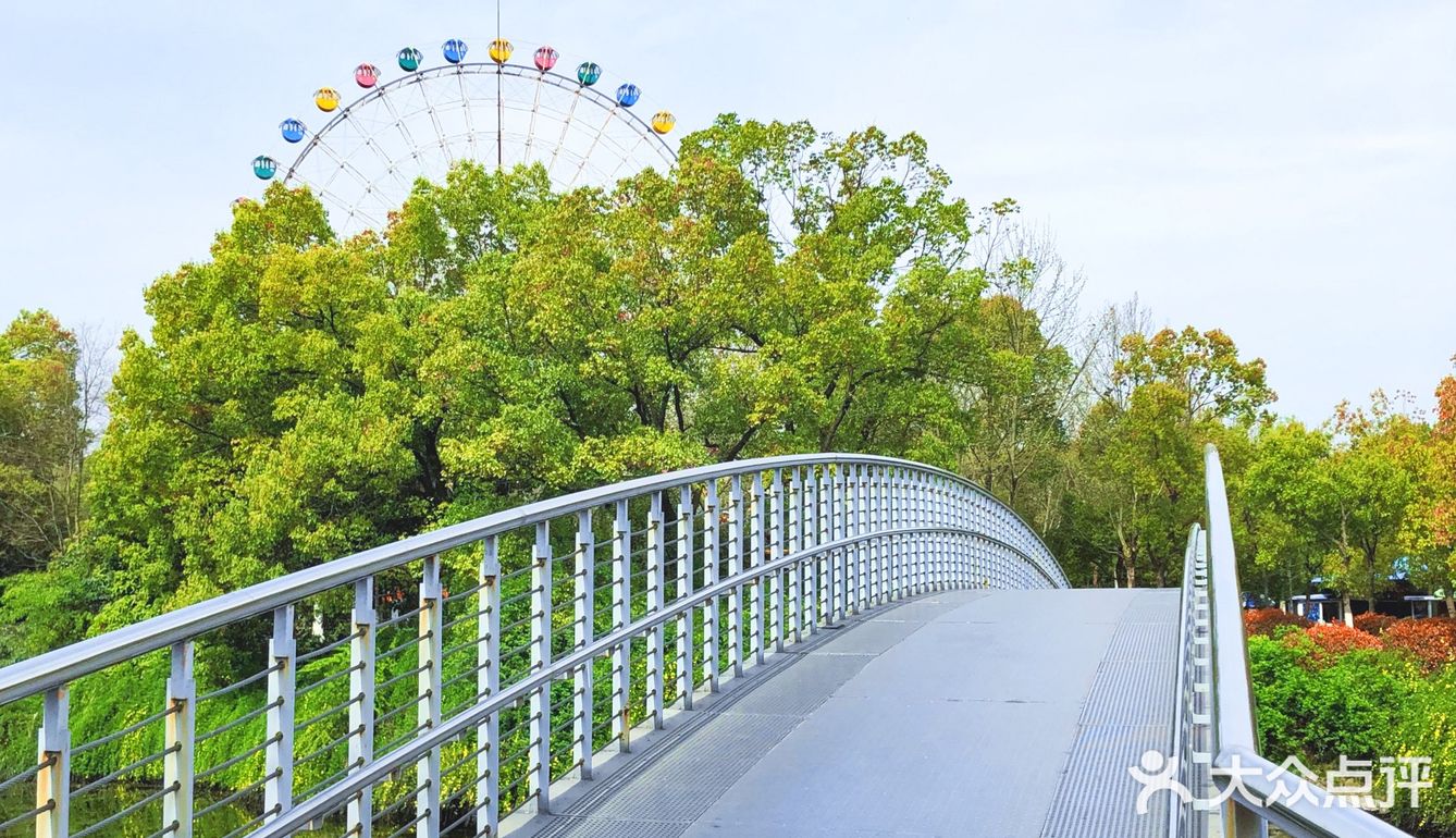 杏花公園已經開放,出示安康碼,測體溫即可入園