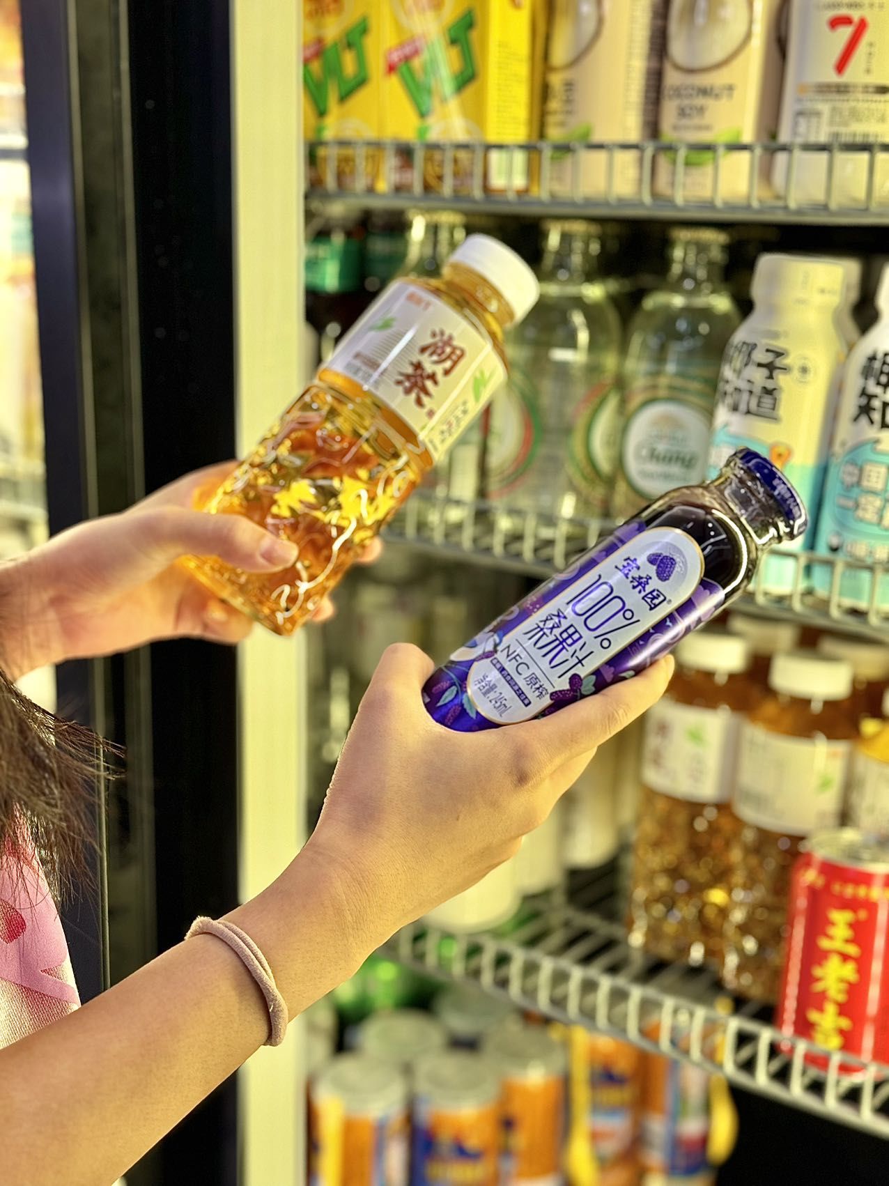 拿起饮料也要美美哒