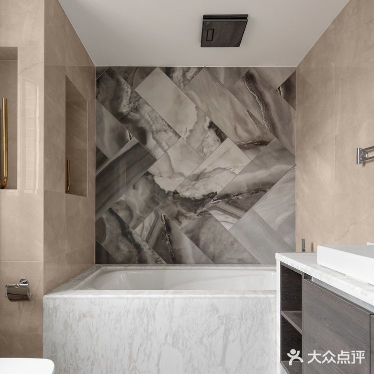 180㎡实景 | 大理石地板+黄铜软装，处处透着精致轻奢