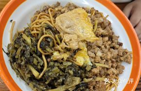 Spicy Pork and Pickled Vegetable Fried Noodles