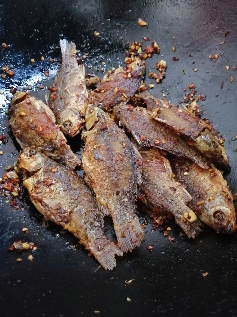 让你放不下手,停不下嘴的香辣油炸小鲫鱼!