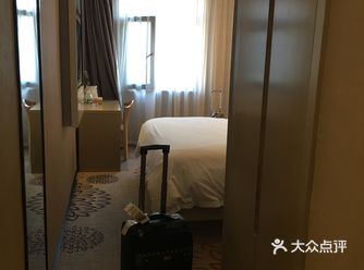 不远的地方有一个比较大的超市