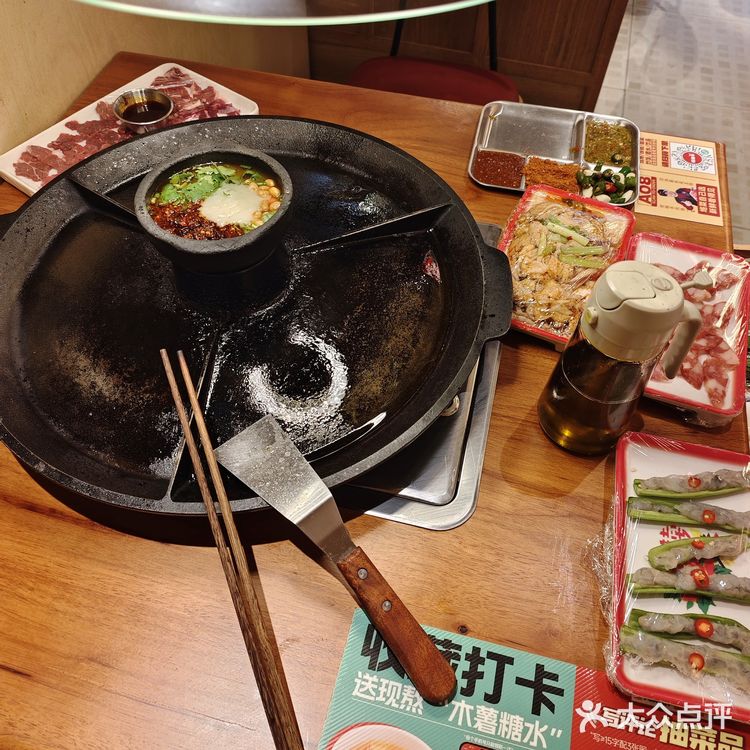 品尝烤肉美味