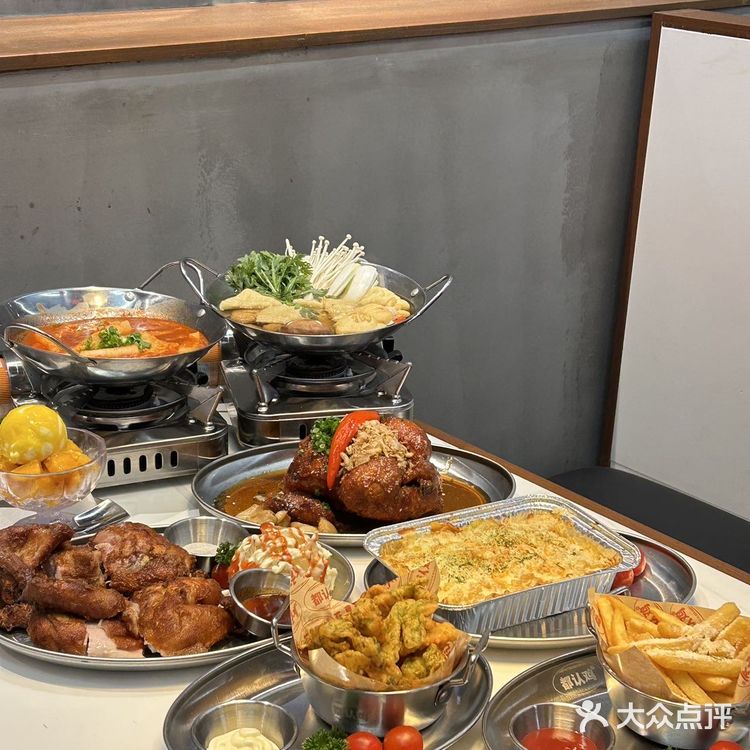 哇谁懂啊在广州两个猛男服务生陪我吃韩国烤鸡🥰