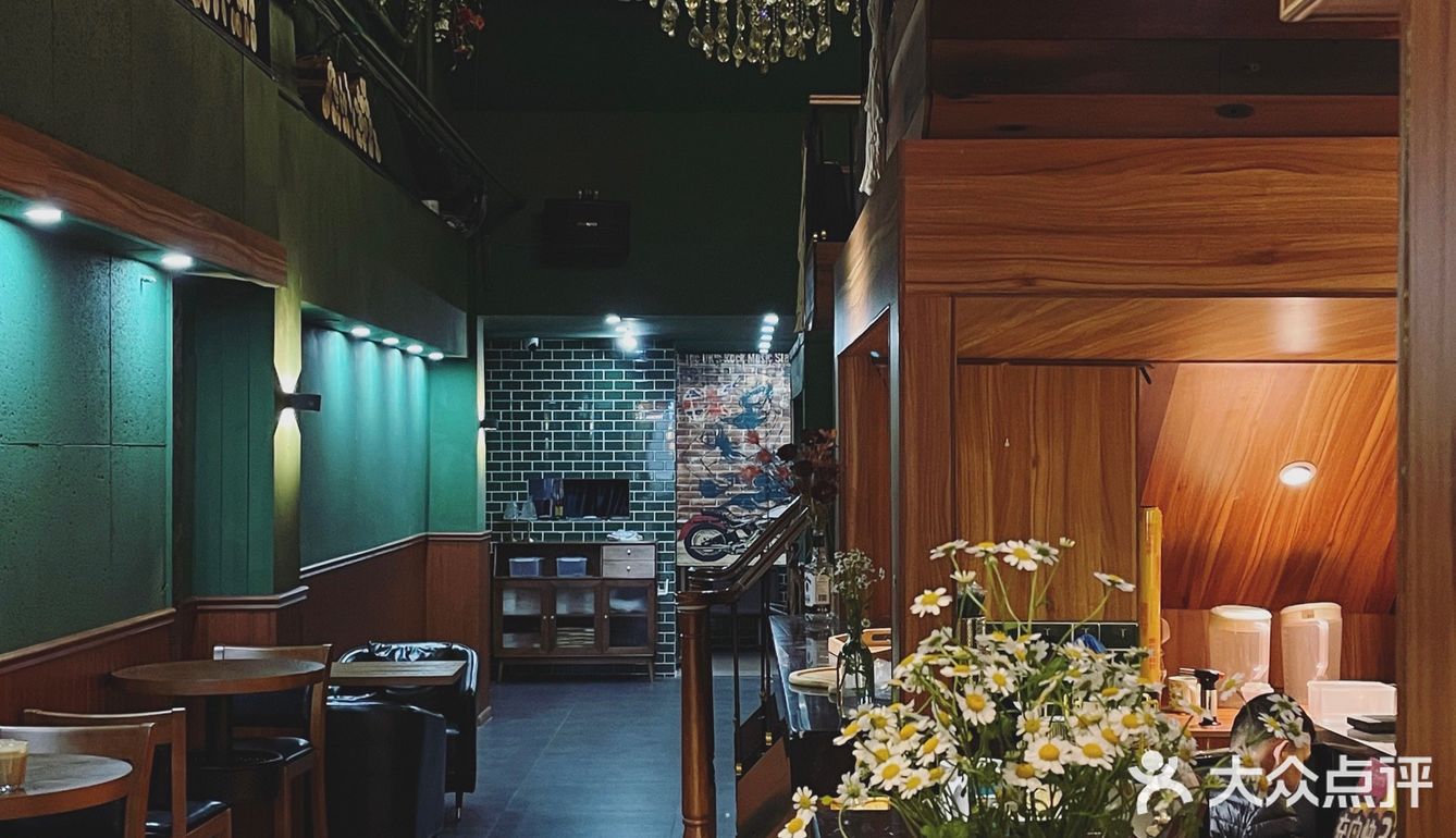 新店｜若這一束吊燈傾瀉下來，或在杯中繪成繾綣星河。