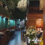 新店｜若這一束吊燈傾瀉下來，或在杯中繪成繾綣星河。