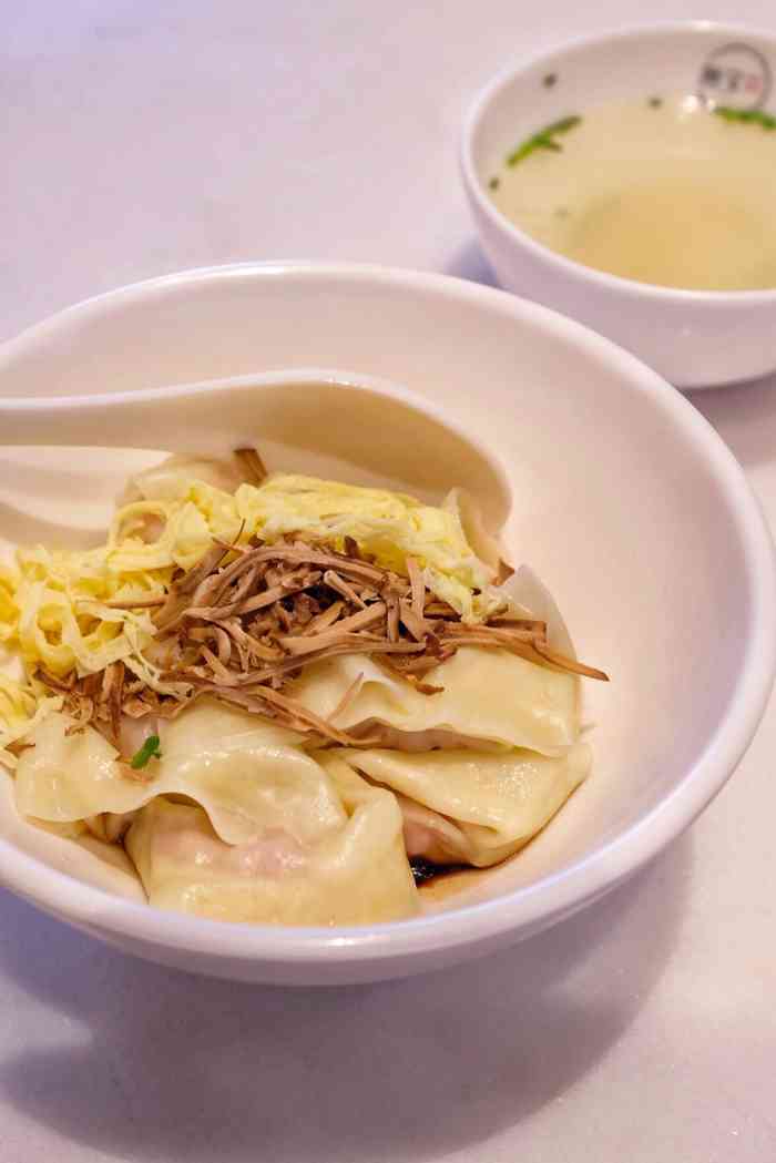 打分 一直很喜欢吃无锡的拌馄饨,也喜欢吃这家的三鲜开洋馄饨.