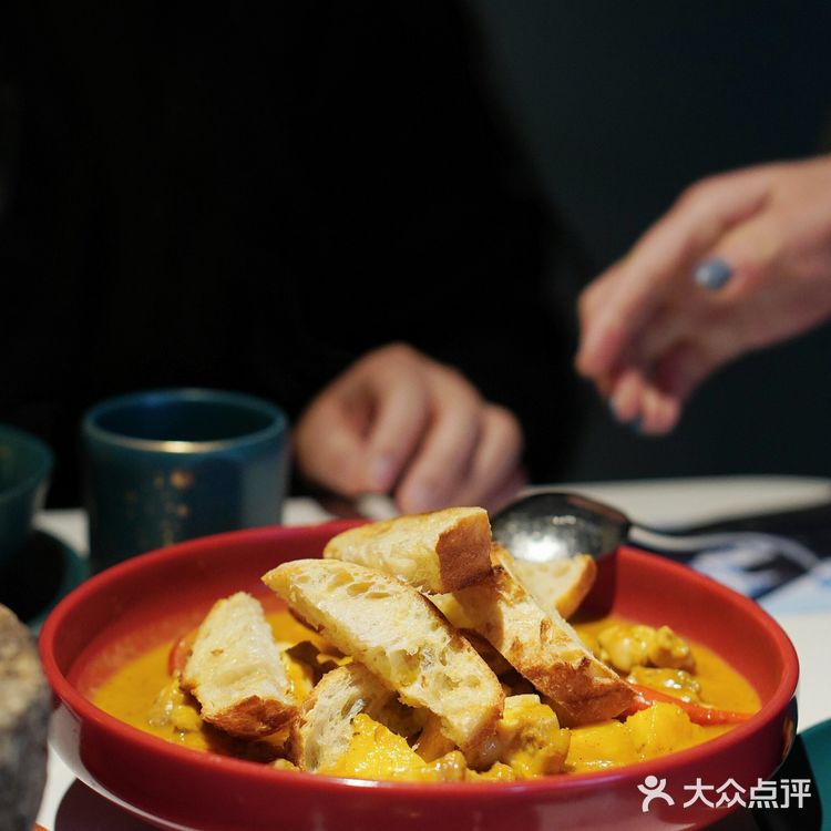 菠萝做咖喱，蟹粉配桃花❓也太会玩了