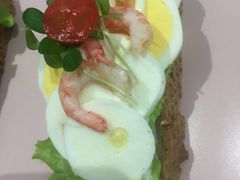 丹麦经典的开放三明治，味道美极了，很正宗，大大的赞，而且食材很给劲，下次带朋友来-DK45丹麦家居生活馆·依诺维绅(798店)