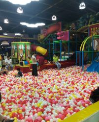 -维佳童话镇演出现场(徐东店)