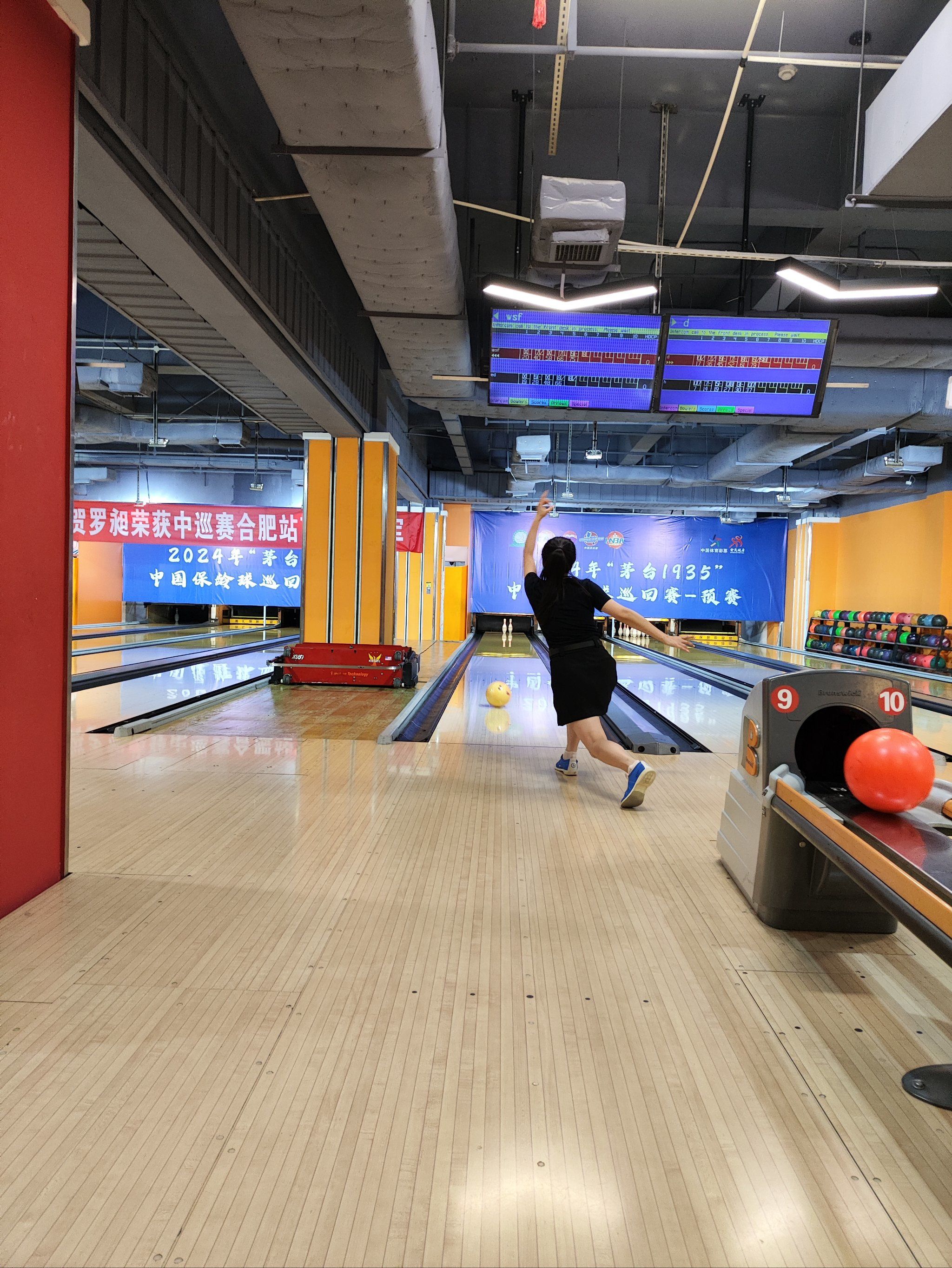 好有气氛的保龄球馆!刘琼教练都会给每一位