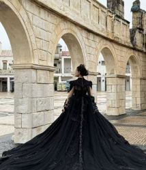 -现代经典婚纱摄影