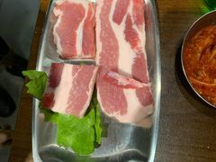 厚切猪肉-·缸桶屋·韩式牛肋条自助烤肉(西湖D11店)