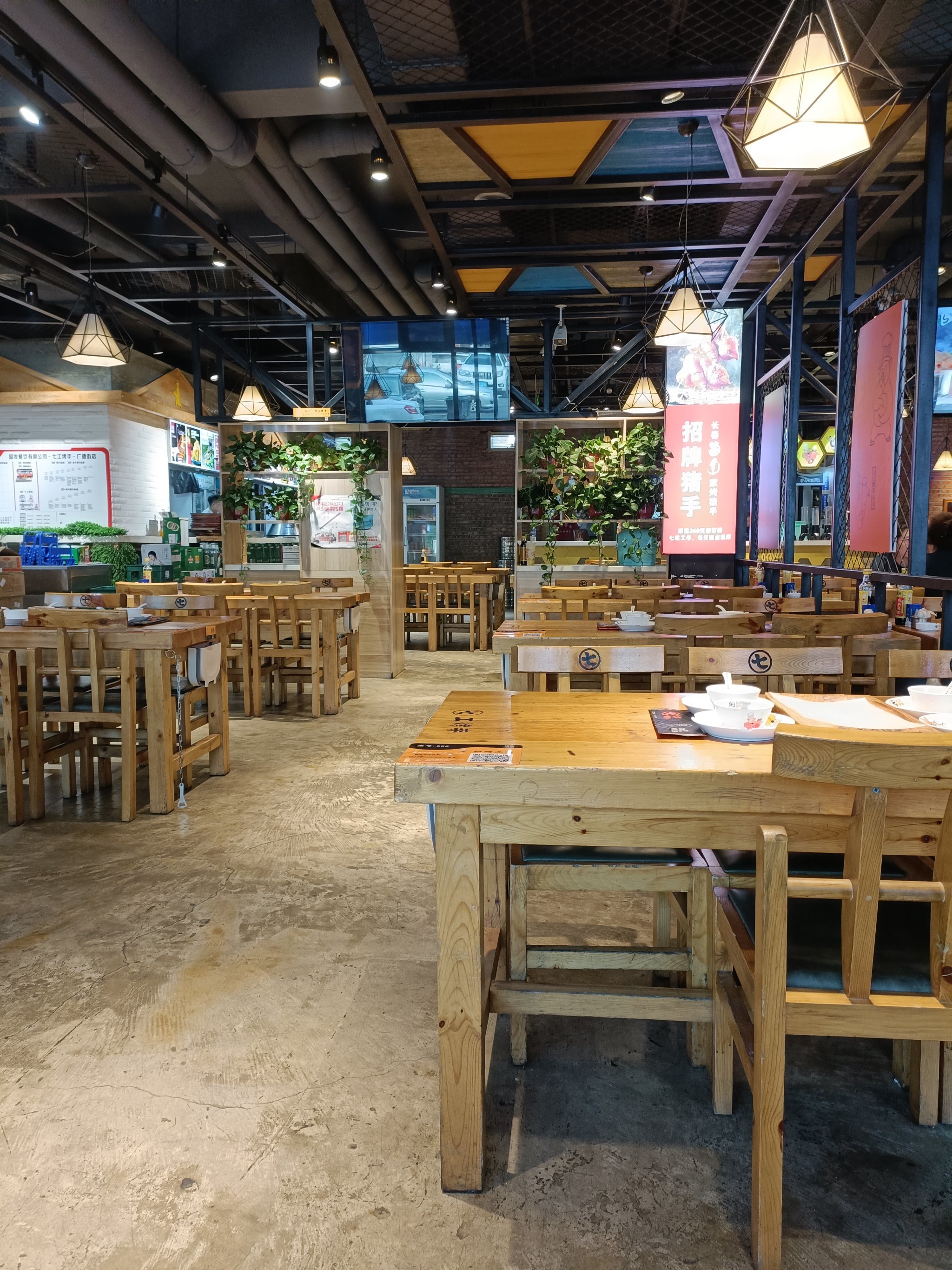 店铺在广德街上很好找就是停车位得等