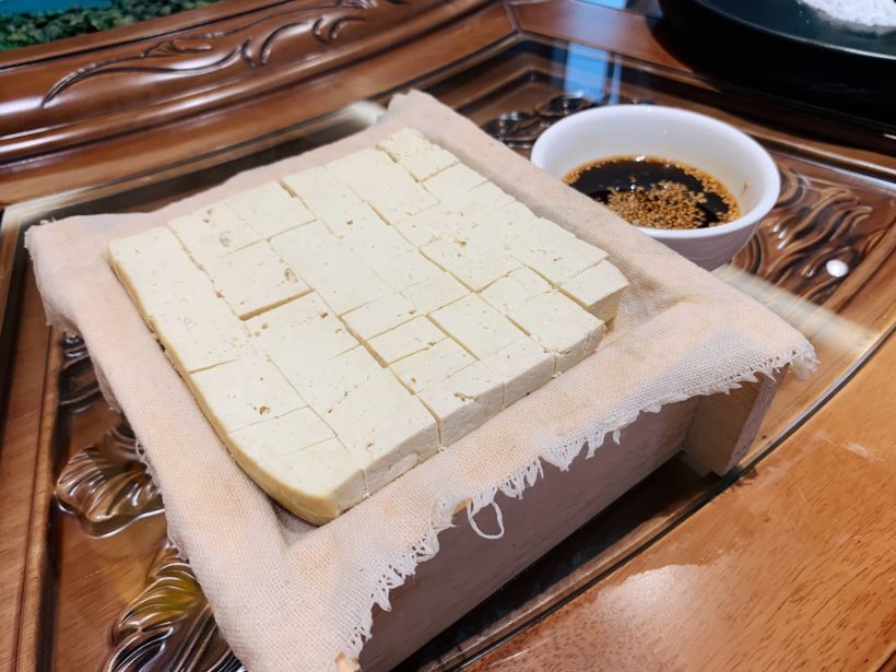 最后说一道榆林桃花水点豆腐,原生原味,应该是比较符合家中素食主义