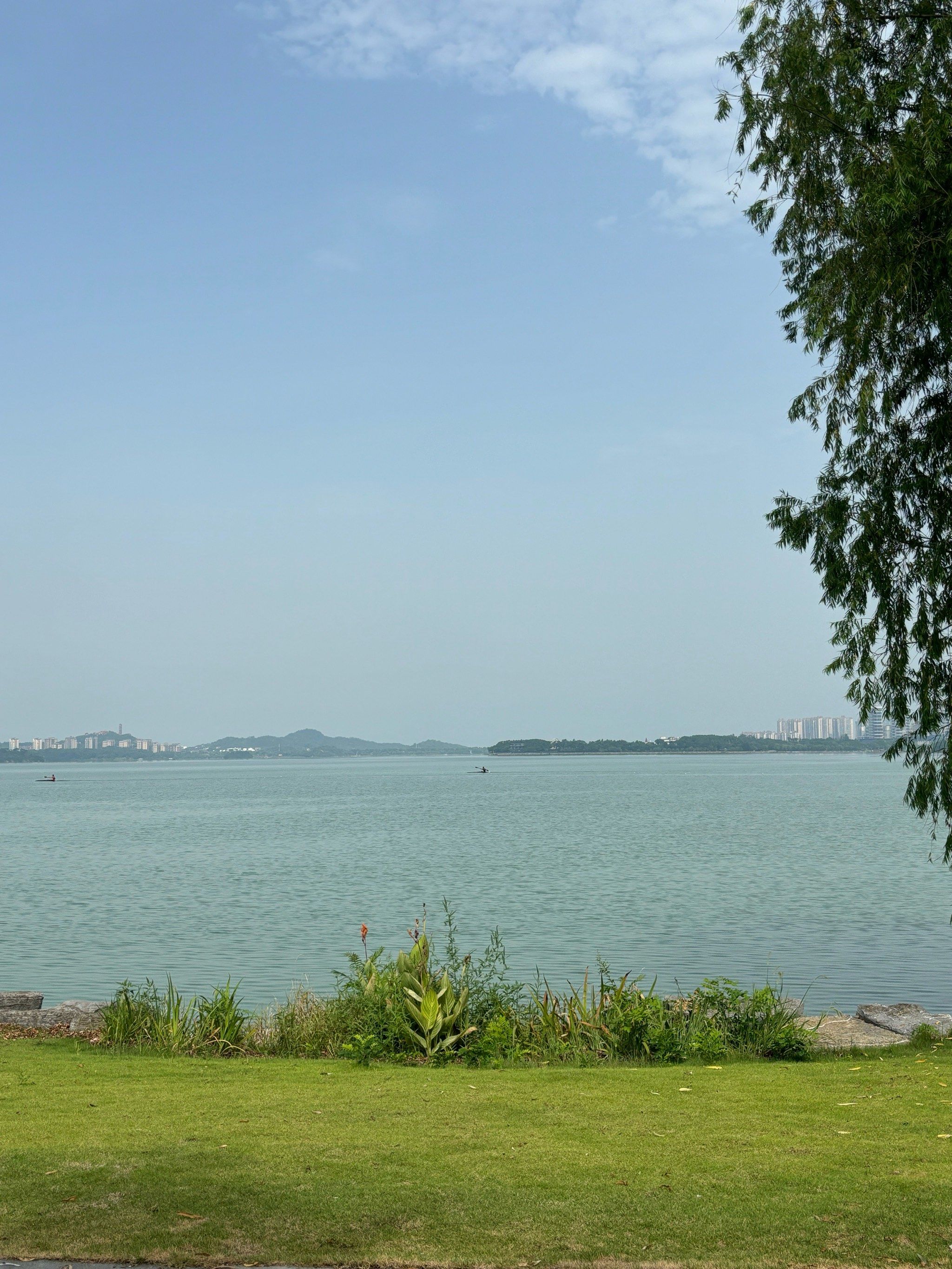 湖边散步的惬意