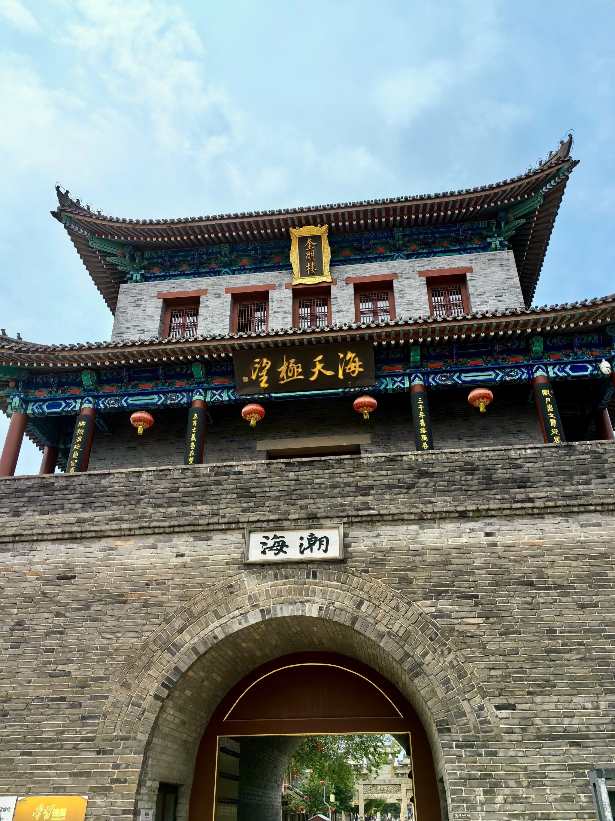 走进即墨古城感觉一键穿越了
石板路两旁,是古色古香的建筑
错落
