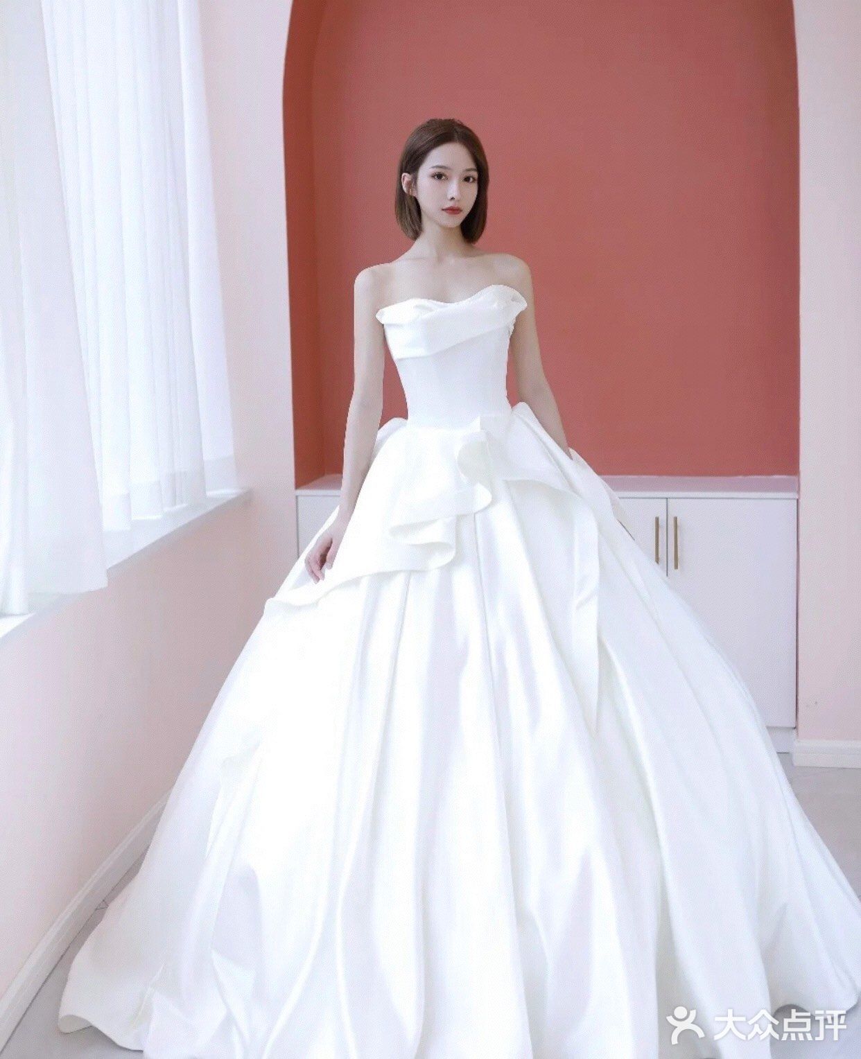 一眼就心动的缎面婚纱