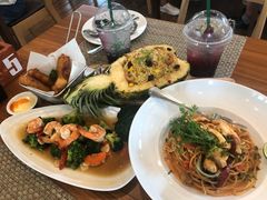 -Chom Cafe and Restaurant