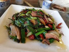蒜苗回锅腊肉-石磨豆花家常菜·牦牛排土火锅