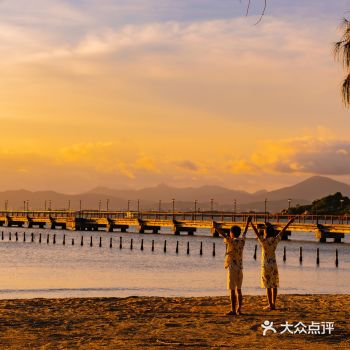 在三亚看海上日出的地方不好找，但看海上日落有很多选择