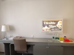 房间写字台-深圳东部华侨城茵特拉根酒店