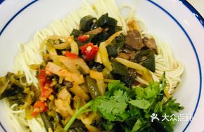 Spicy Dry-Seasoned Pork and Chili Noodles