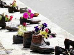 -多瑙河畔鞋履雕塑