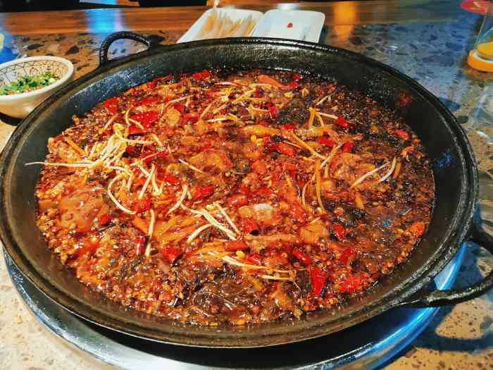 杨二扯鲜兔火锅(总店)-"[薄荷]环境:环境相当一般,甚至说有点.