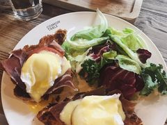 班尼迪克蛋-Common Table · Brunch & Coffee
