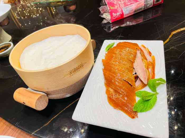 北京老铺烤鸭(万众国际店)-"网红杨贵肥小姐姐粉丝预突破三十万,在