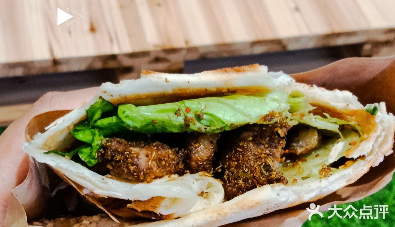 酥掉渣的烧饼包裹上肥瘦相间的肉串，分分钟勾起你的食欲！