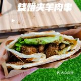 酥掉渣的烧饼包裹上肥瘦相间的肉串，分分钟勾起你的食欲！