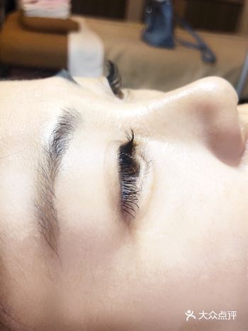 美睫就只有十个字“放宽心，睡一觉，没的冒泡……”