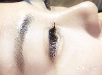 美睫就只有十个字“放宽心，睡一觉，没的冒泡……”