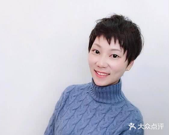 ​眉上刘海就是短于眉毛的刘海，最早就锯齿刘海