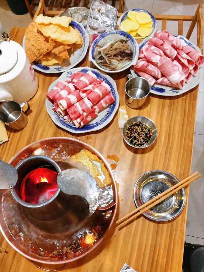 东镇老火锅(洮南路店)-"这家店饭点去的 竟然没有在排队 店里卫.